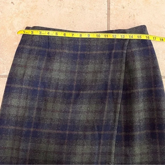 G.H. Bass Plaid Wool Wrap Skirt Size 10 Green Navy Tartan Pattern Midi Length - Picture 13 of 14